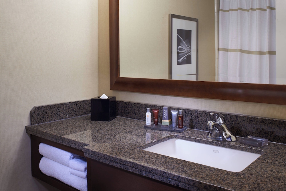 Detroit Marriott at the Renaissance Center — Hotel rooms in Detroit, Michigan