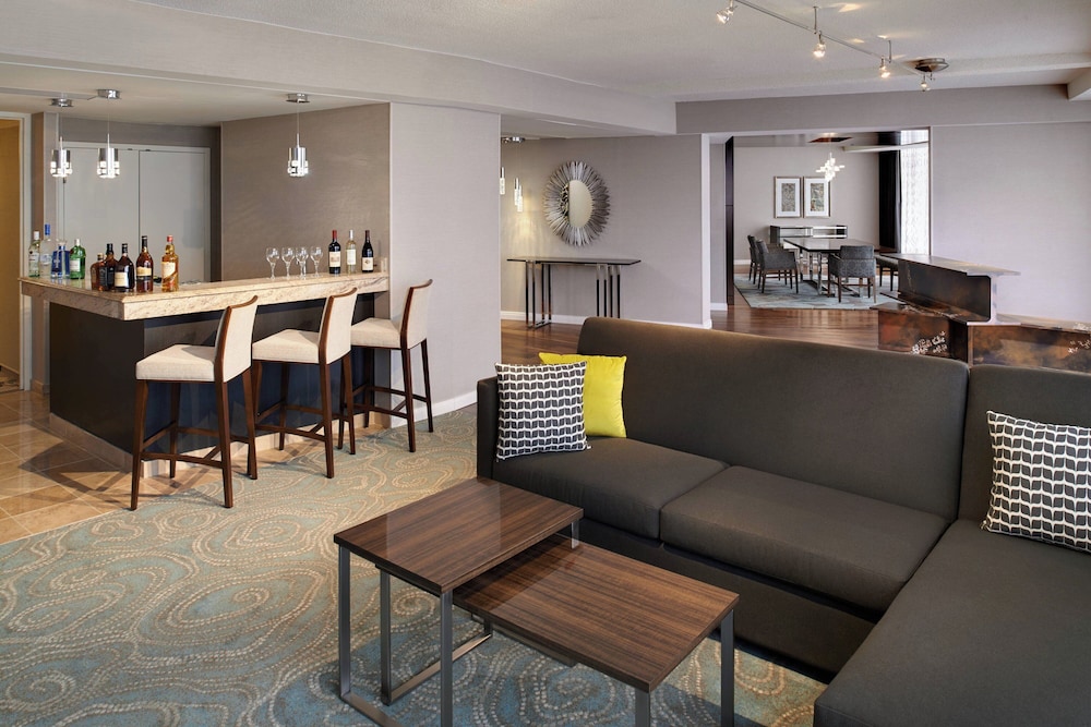 Detroit Marriott at the Renaissance Center — Restaurant & bars in Detroit, Michigan