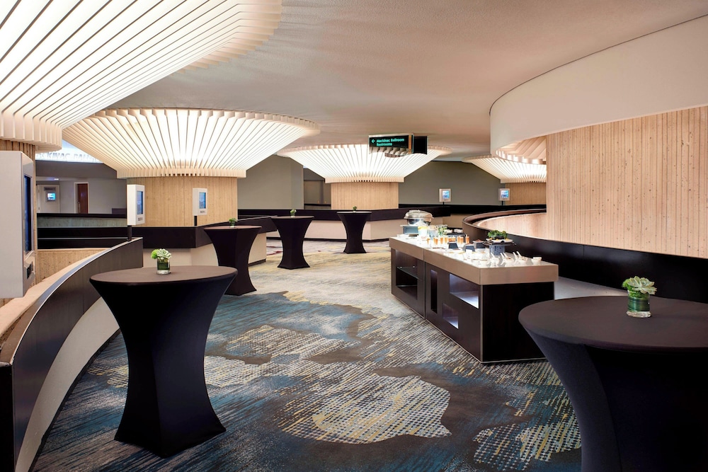 Detroit Marriott at the Renaissance Center — Restaurant & bars in Detroit, Michigan