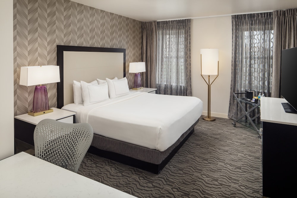 DoubleTree Suites by Hilton Hotel Detroit Downtown - Fort Shelby — Hotel rooms in Detroit, Michigan