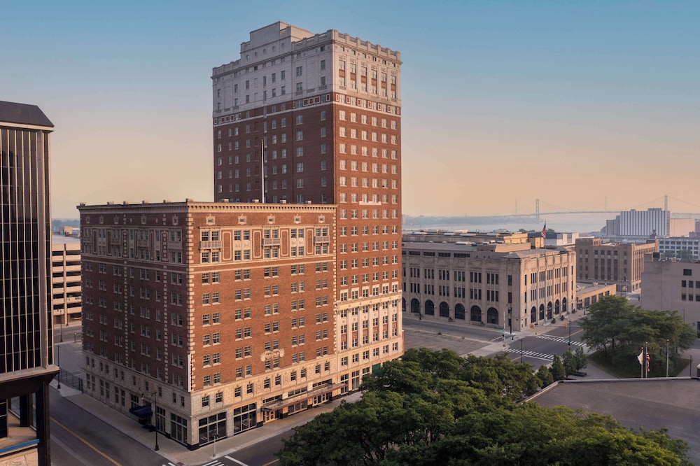 DoubleTree Suites by Hilton Hotel Detroit Downtown - Fort Shelby — Hotel building in Detroit, Michigan