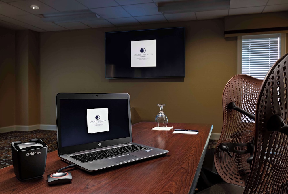 DoubleTree Suites by Hilton Hotel Detroit Downtown - Fort Shelby — Hotel rooms in Detroit, Michigan