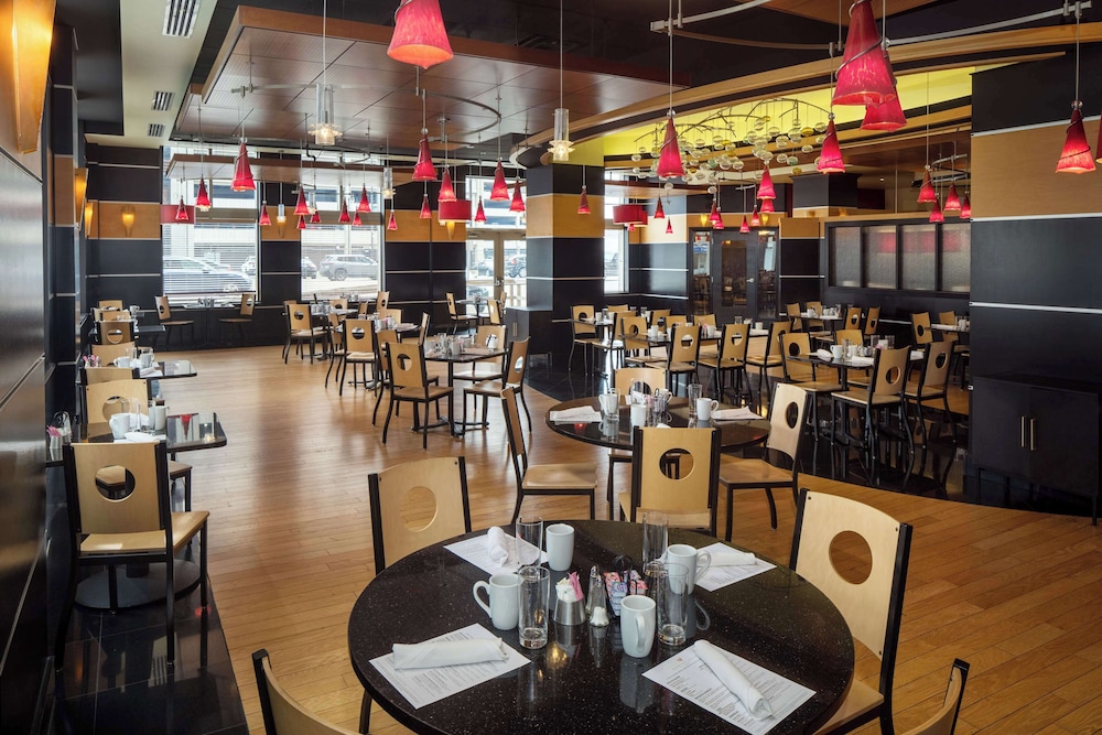 DoubleTree Suites by Hilton Hotel Detroit Downtown - Fort Shelby — Restaurant & bars in Detroit, Michigan