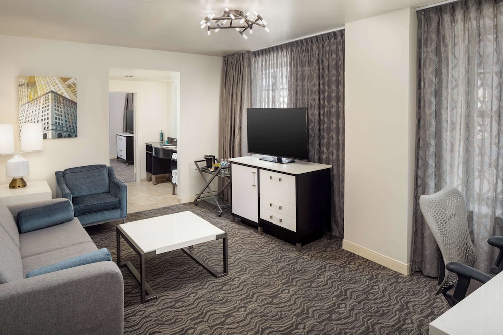 DoubleTree Suites by Hilton Hotel Detroit Downtown - Fort Shelby — Hotel rooms in Detroit, Michigan