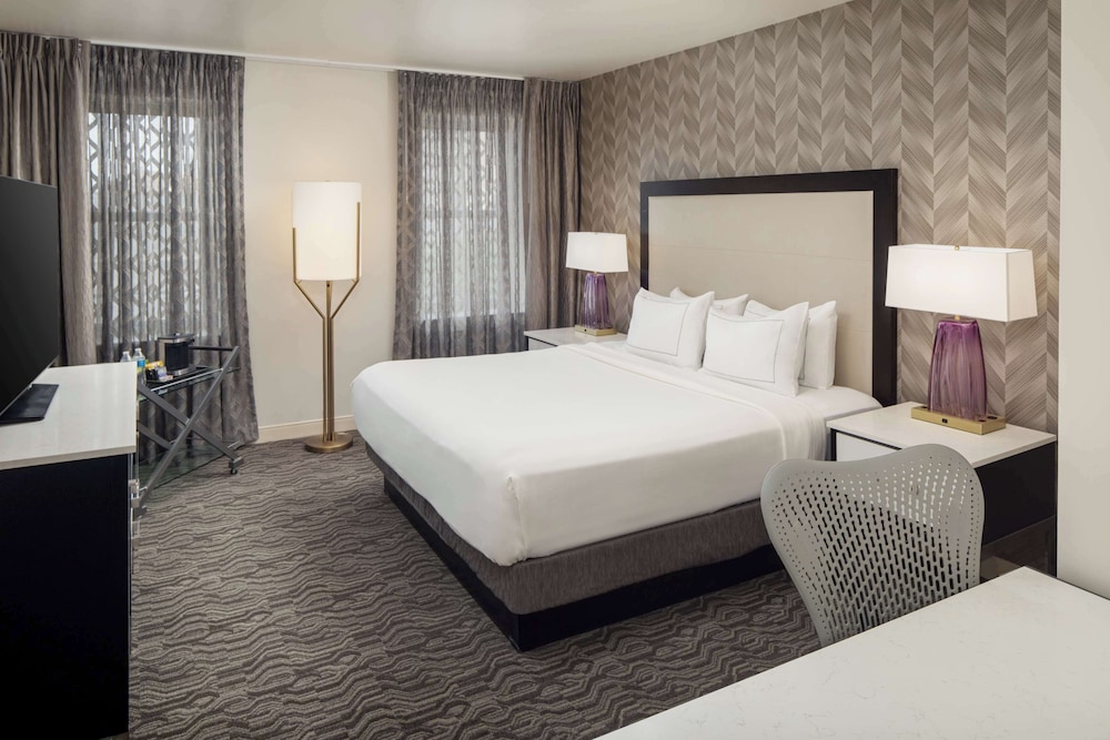 DoubleTree Suites by Hilton Hotel Detroit Downtown - Fort Shelby — Hotel rooms in Detroit, Michigan