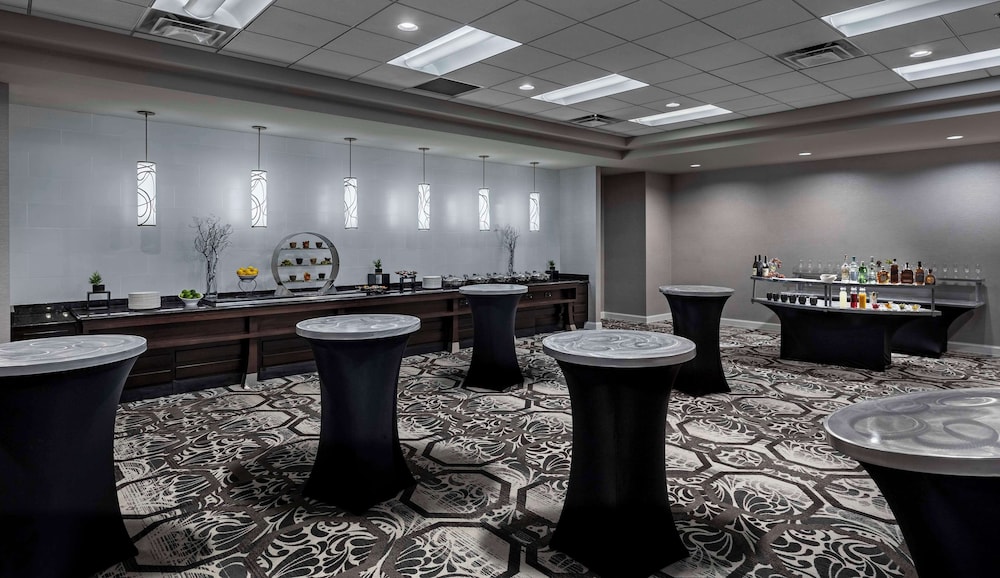 DoubleTree Suites by Hilton Hotel Detroit Downtown - Fort Shelby — Restaurant & bars in Detroit, Michigan