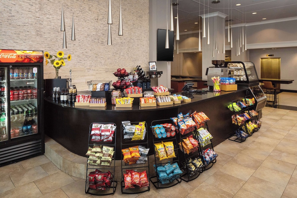 DoubleTree Suites by Hilton Hotel Detroit Downtown - Fort Shelby — Restaurant & bars in Detroit, Michigan