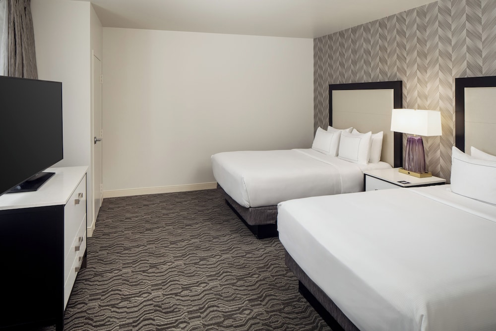 DoubleTree Suites by Hilton Hotel Detroit Downtown - Fort Shelby — Hotel rooms in Detroit, Michigan