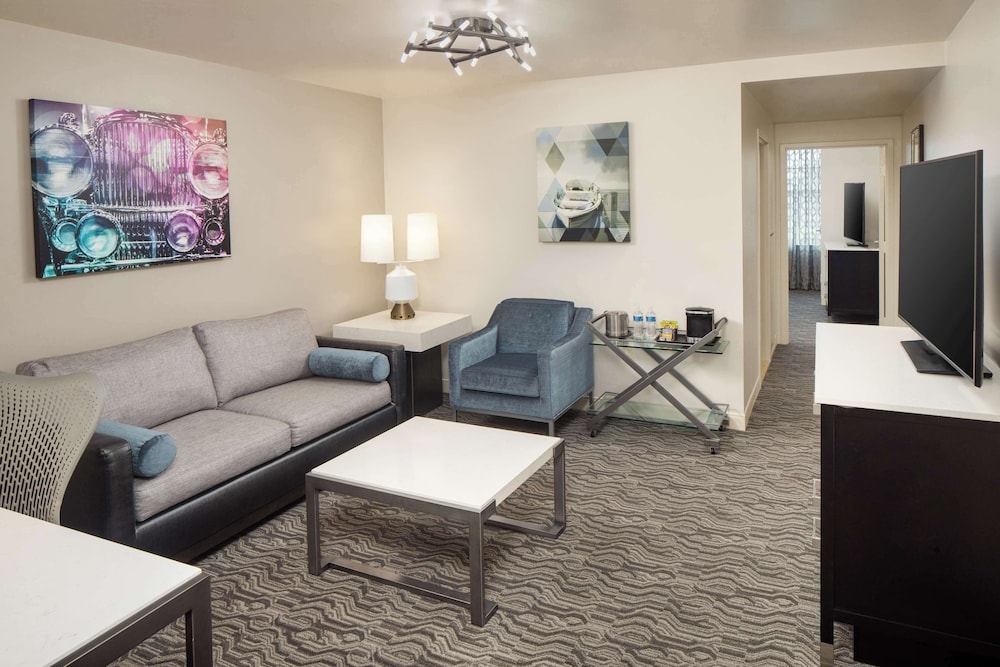 DoubleTree Suites by Hilton Hotel Detroit Downtown - Fort Shelby — Hotel rooms in Detroit, Michigan