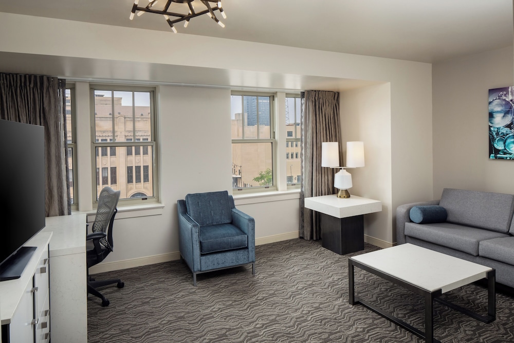 DoubleTree Suites by Hilton Hotel Detroit Downtown - Fort Shelby — Hotel rooms in Detroit, Michigan