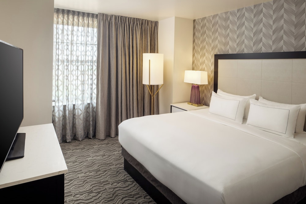 DoubleTree Suites by Hilton Hotel Detroit Downtown - Fort Shelby — Hotel rooms in Detroit, Michigan