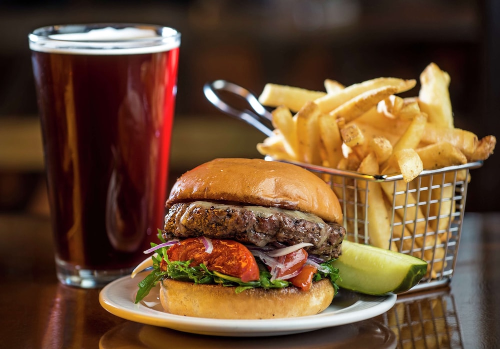 DoubleTree Suites by Hilton Hotel Detroit Downtown - Fort Shelby — Restaurant & bars in Detroit, Michigan