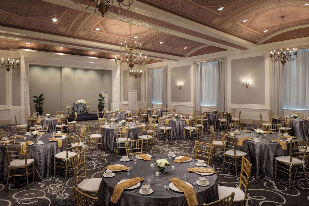 DoubleTree Suites by Hilton Hotel Detroit Downtown - Fort Shelby — Hotel building in Detroit, Michigan