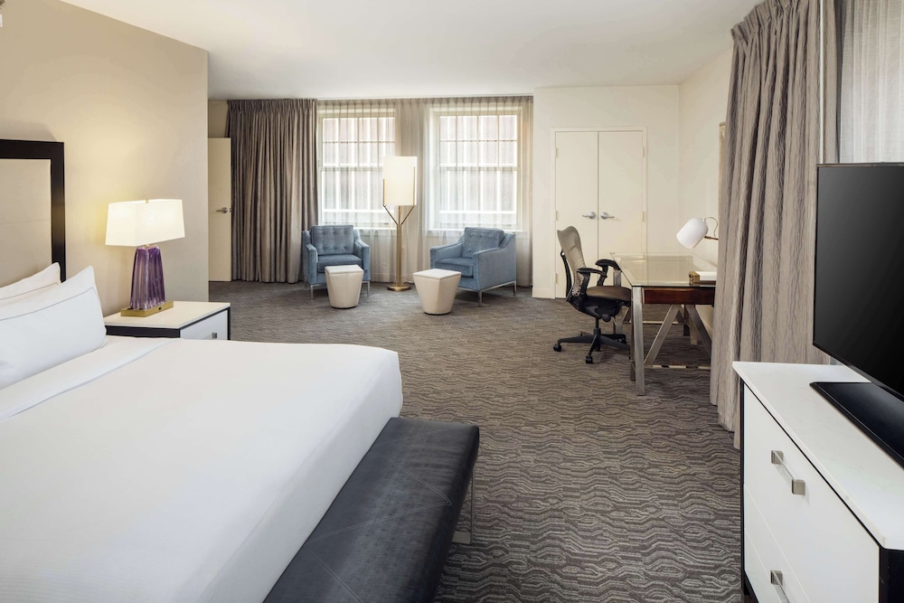 DoubleTree Suites by Hilton Hotel Detroit Downtown - Fort Shelby — Hotel rooms in Detroit, Michigan