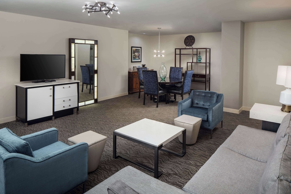 DoubleTree Suites by Hilton Hotel Detroit Downtown - Fort Shelby — Hotel rooms in Detroit, Michigan