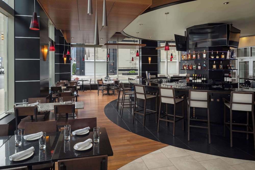 DoubleTree Suites by Hilton Hotel Detroit Downtown - Fort Shelby — Restaurant & bars in Detroit, Michigan