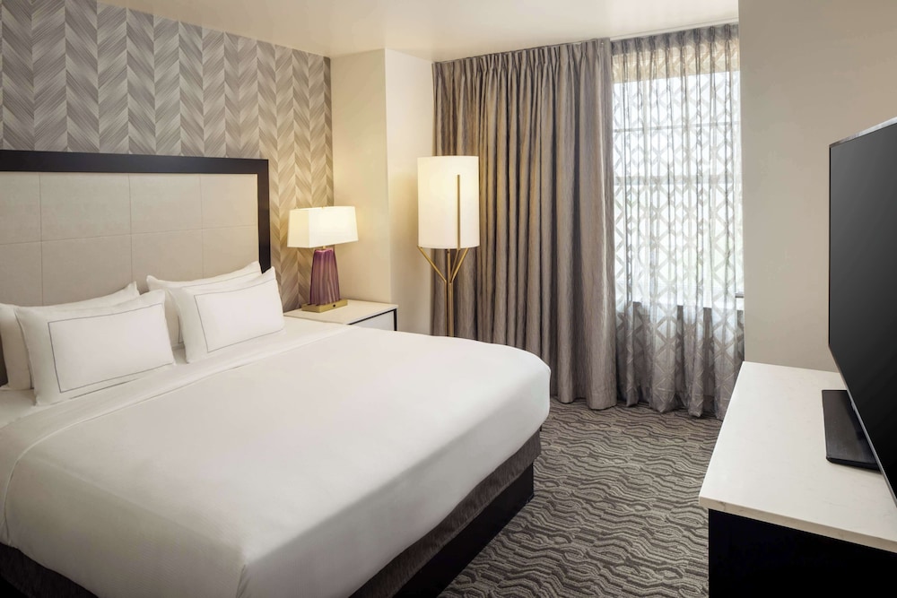 DoubleTree Suites by Hilton Hotel Detroit Downtown - Fort Shelby — Hotel rooms in Detroit, Michigan