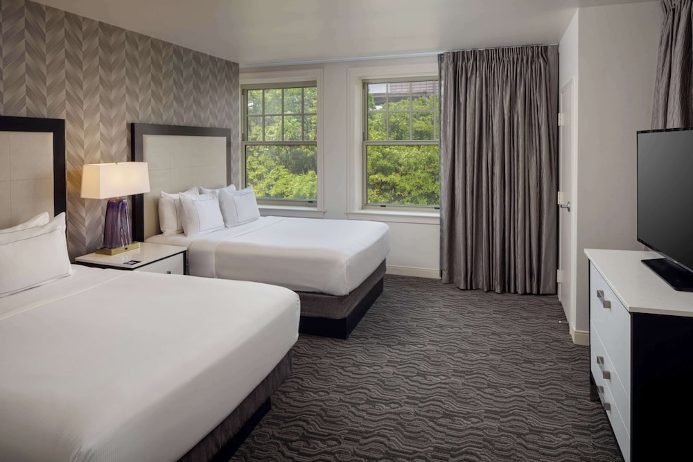 DoubleTree Suites by Hilton Hotel Detroit Downtown - Fort Shelby — Hotel rooms in Detroit, Michigan