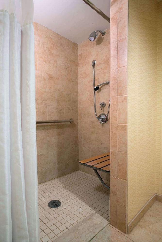 DoubleTree Suites by Hilton Hotel Detroit Downtown - Fort Shelby — Hotel rooms in Detroit, Michigan