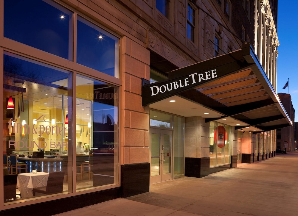 DoubleTree Suites by Hilton Hotel Detroit Downtown - Fort Shelby — Hotel building in Detroit, Michigan