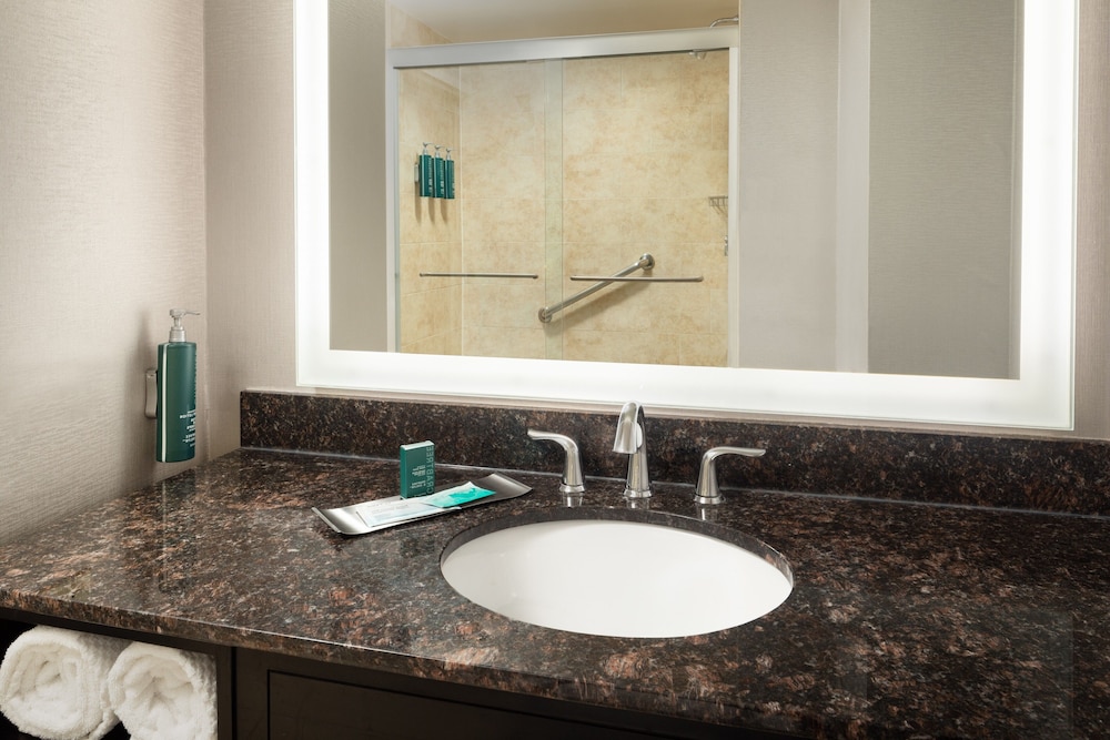 DoubleTree Suites by Hilton Hotel Detroit Downtown - Fort Shelby — Hotel rooms in Detroit, Michigan