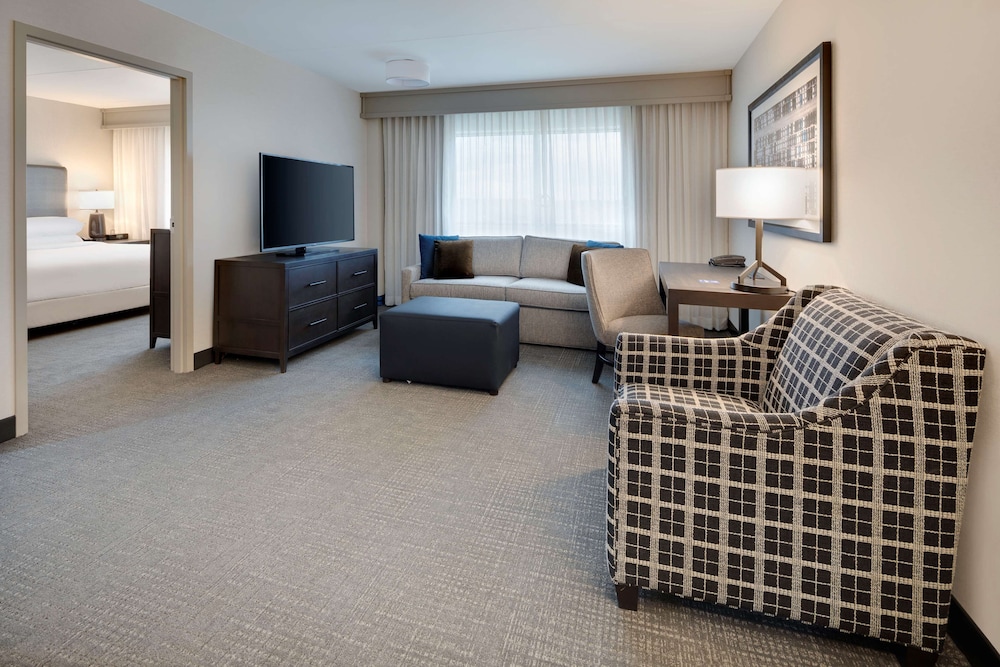 Embassy Suites by Hilton Detroit Troy Auburn Hills — Hotel rooms in Troy, Michigan