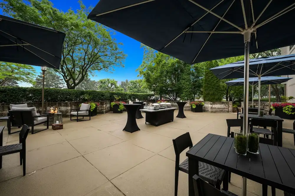 Embassy Suites by Hilton Detroit Troy Auburn Hills — Restaurant & bars in Troy, Michigan