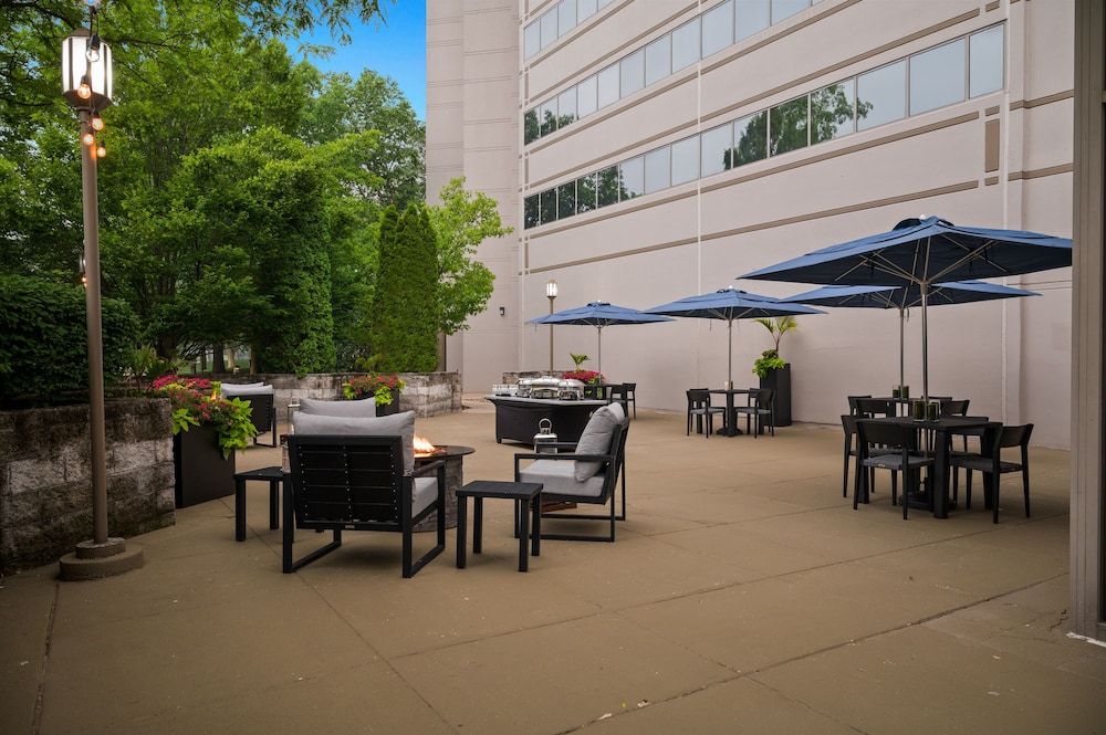 Embassy Suites by Hilton Detroit Troy Auburn Hills — Restaurant & bars in Troy, Michigan