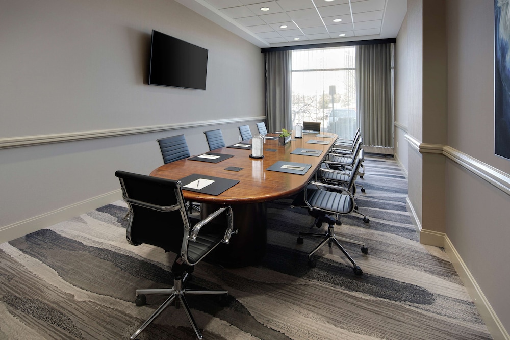 Embassy Suites by Hilton Detroit Troy Auburn Hills — Hotel building in Troy, Michigan