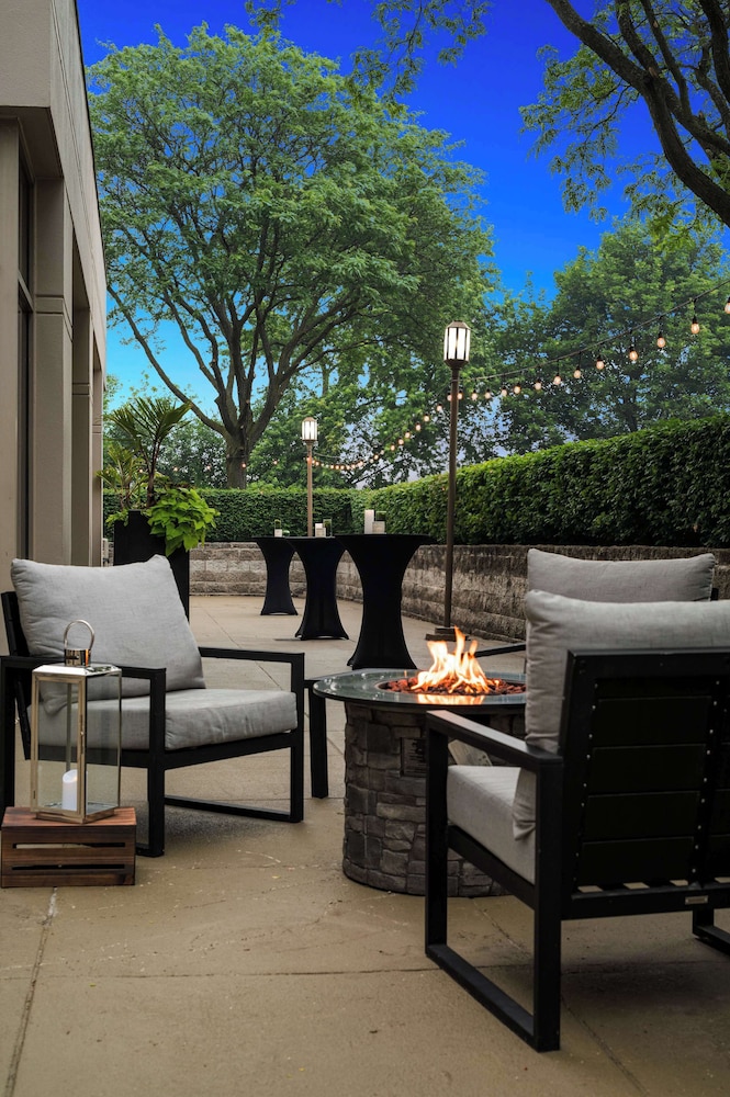 Embassy Suites by Hilton Detroit Troy Auburn Hills — Restaurant & bars in Troy, Michigan
