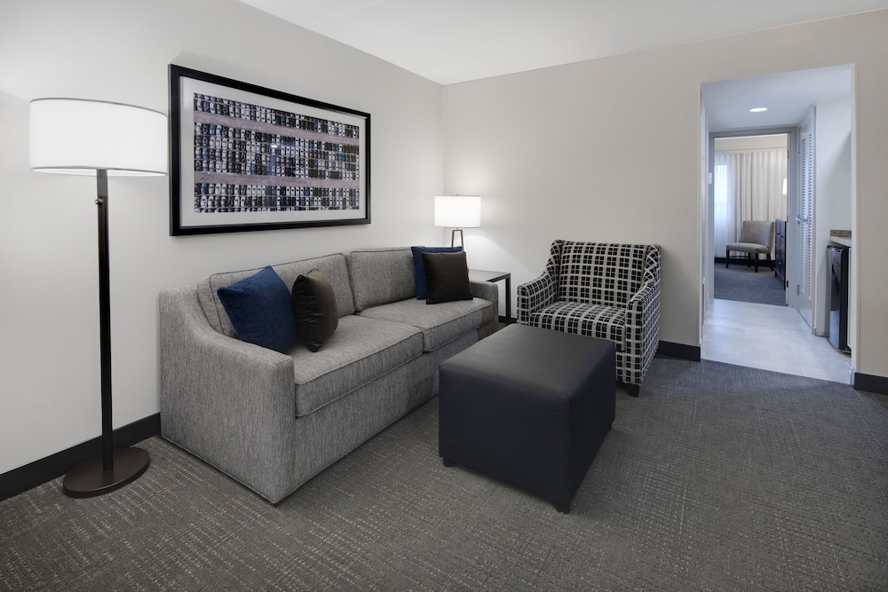 Embassy Suites by Hilton Detroit Troy Auburn Hills — Hotel rooms in Troy, Michigan