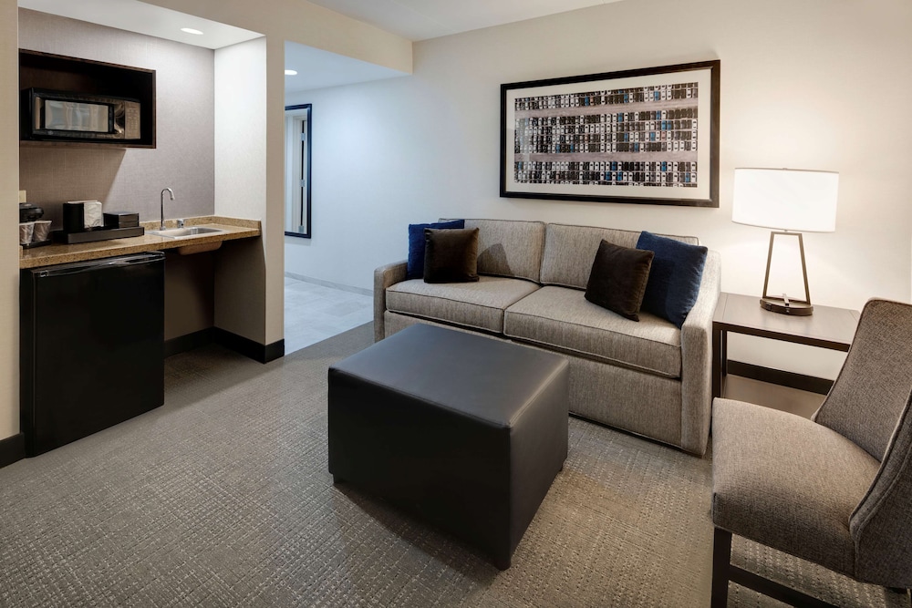 Embassy Suites by Hilton Detroit Troy Auburn Hills — Hotel rooms in Troy, Michigan