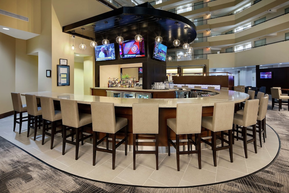 Embassy Suites by Hilton Detroit Troy Auburn Hills — Restaurant & bars in Troy, Michigan