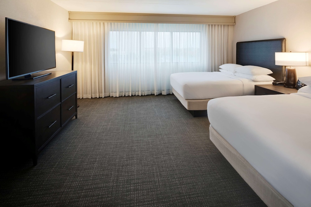 Embassy Suites by Hilton Detroit Troy Auburn Hills — Hotel rooms in Troy, Michigan