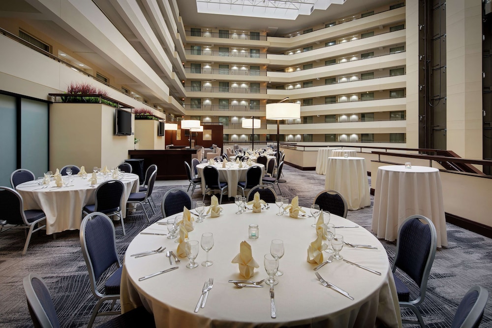 Embassy Suites by Hilton Detroit Troy Auburn Hills — Restaurant & bars in Troy, Michigan