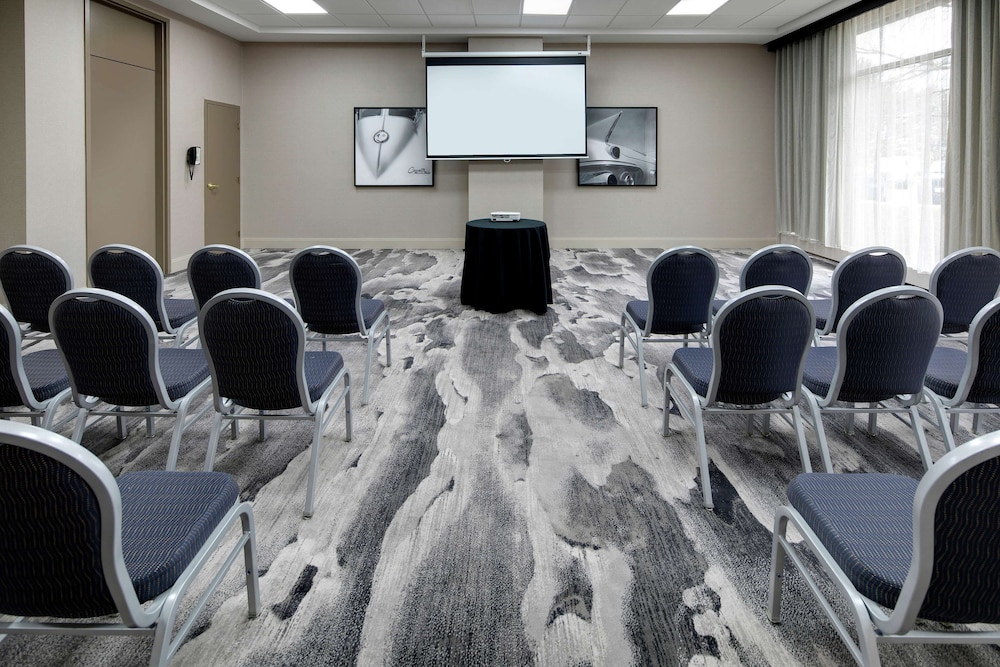 Embassy Suites by Hilton Detroit Troy Auburn Hills — Hotel building in Troy, Michigan