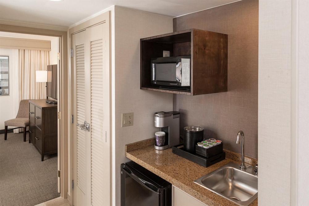 Embassy Suites by Hilton Detroit Troy Auburn Hills — Hotel rooms in Troy, Michigan