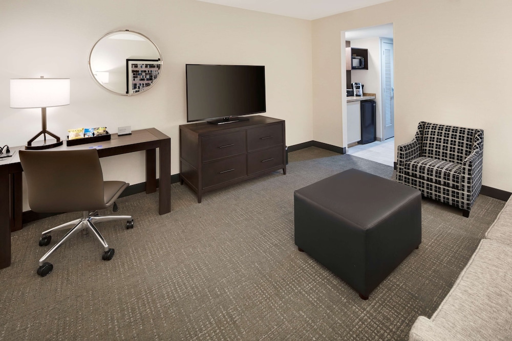 Embassy Suites by Hilton Detroit Troy Auburn Hills — Hotel rooms in Troy, Michigan