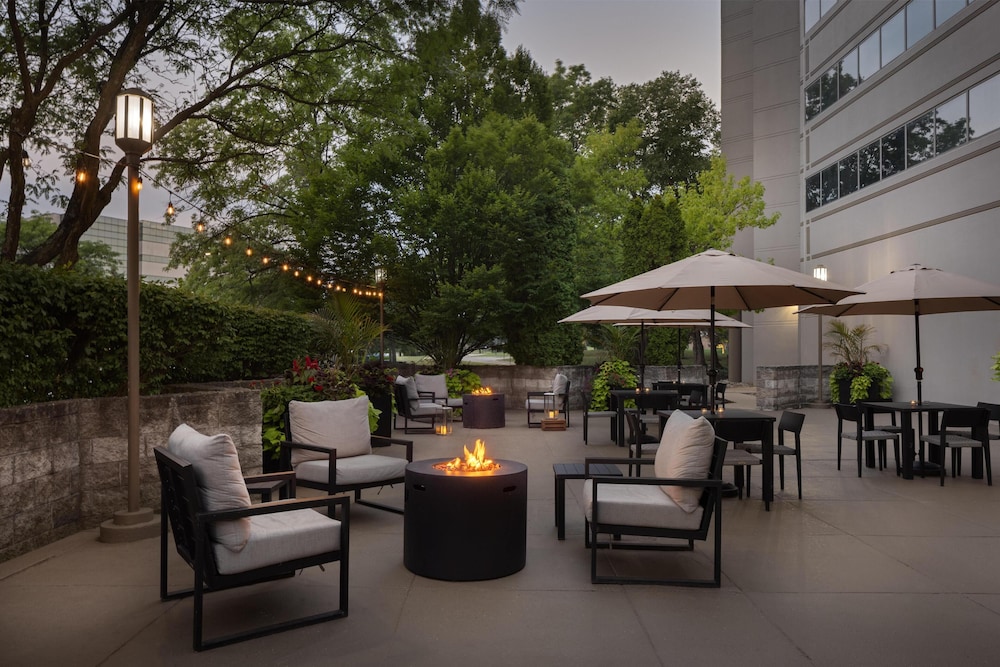 Embassy Suites by Hilton Detroit Troy Auburn Hills — Restaurant & bars in Troy, Michigan