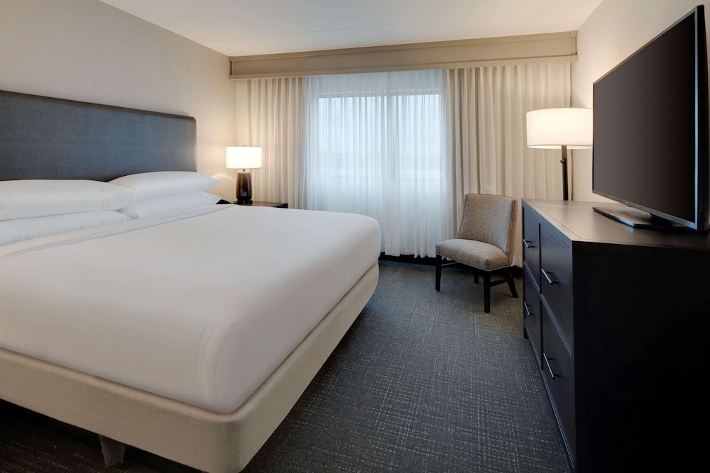 Embassy Suites by Hilton Detroit Troy Auburn Hills — Hotel rooms in Troy, Michigan