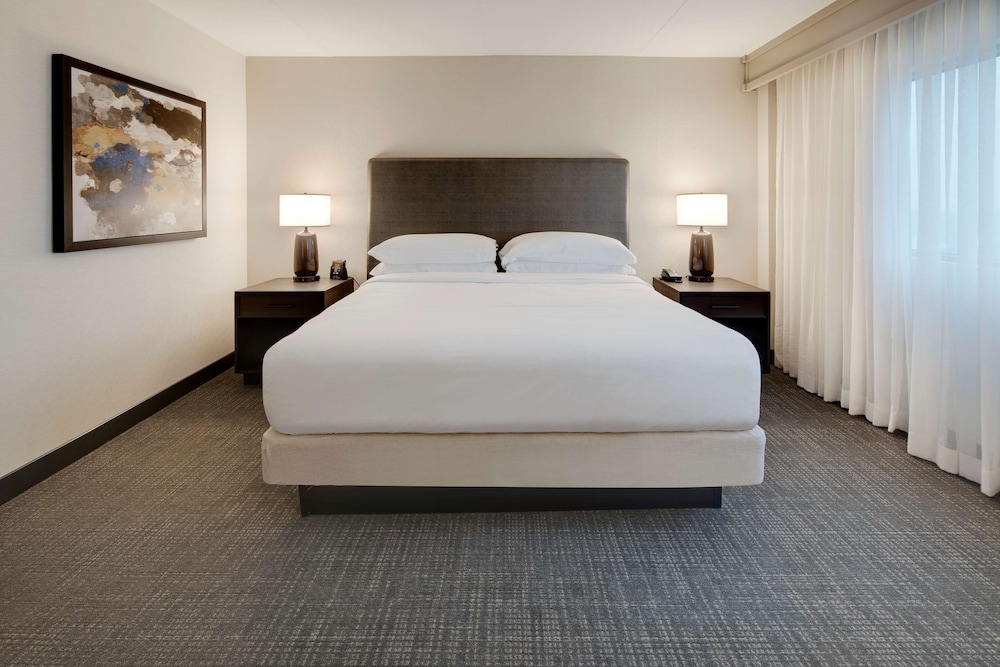 Embassy Suites by Hilton Detroit Troy Auburn Hills — Hotel rooms in Troy, Michigan