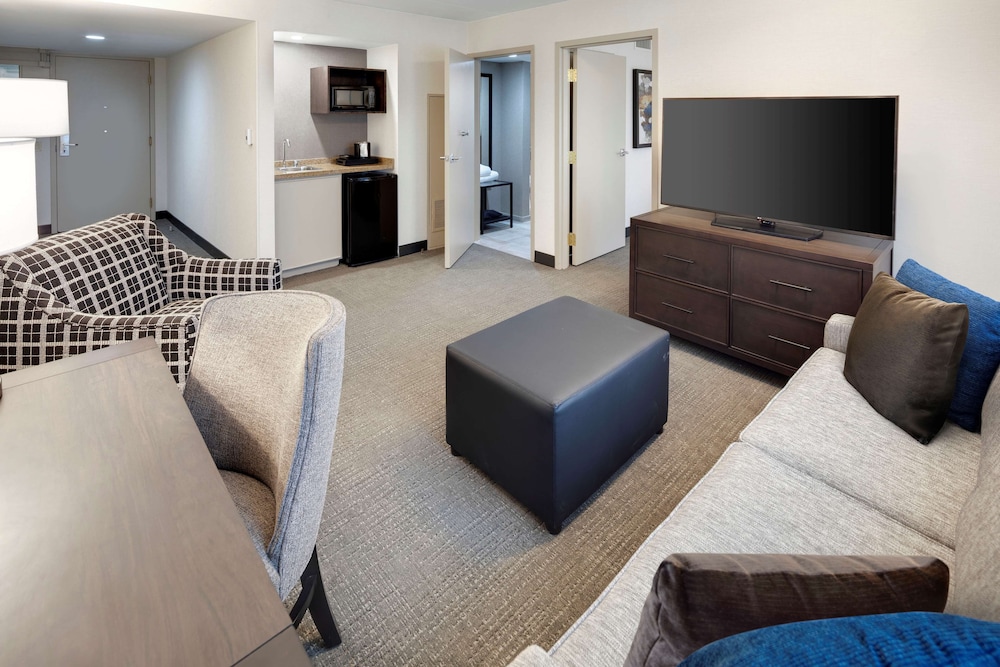 Embassy Suites by Hilton Detroit Troy Auburn Hills — Hotel rooms in Troy, Michigan