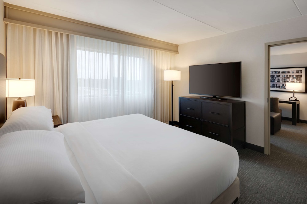 Embassy Suites by Hilton Detroit Troy Auburn Hills — Hotel rooms in Troy, Michigan
