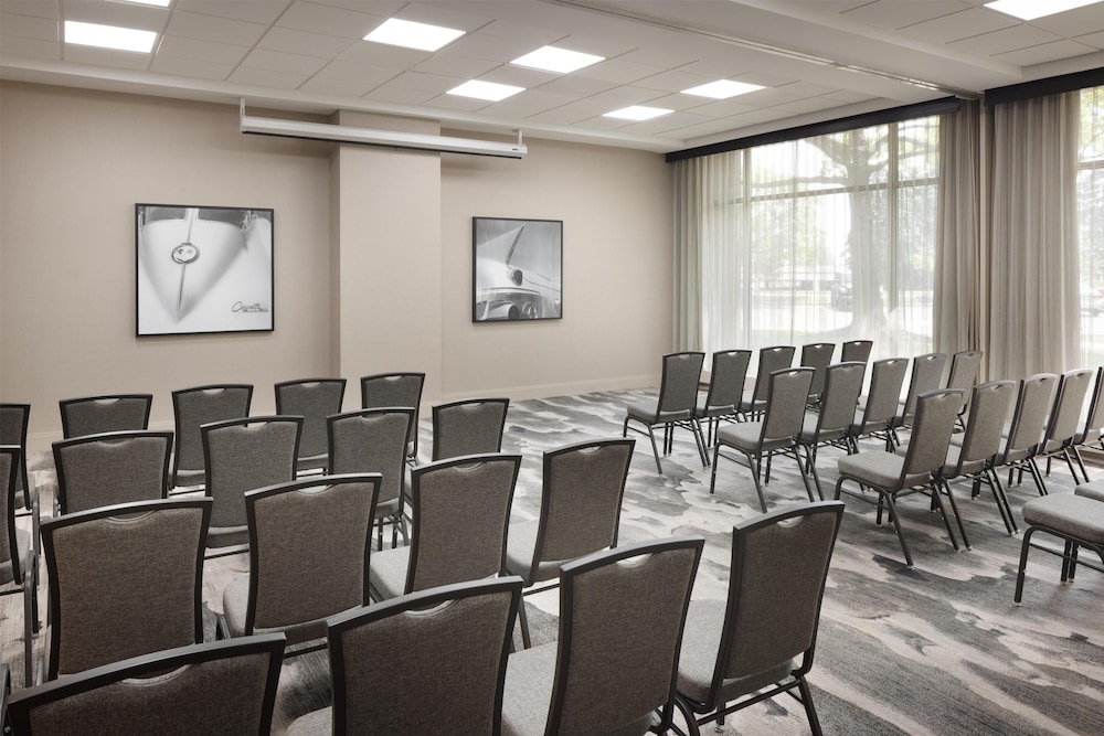 Embassy Suites by Hilton Detroit Troy Auburn Hills — Hotel building in Troy, Michigan