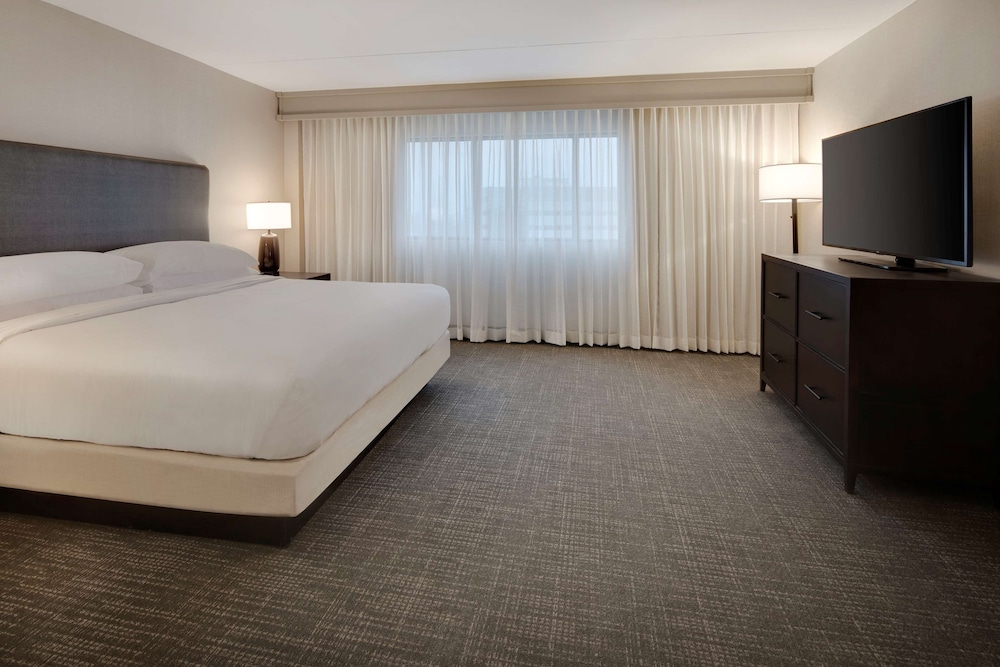 Embassy Suites by Hilton Detroit Troy Auburn Hills — Hotel rooms in Troy, Michigan