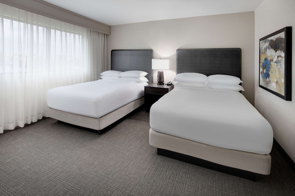 Embassy Suites by Hilton Detroit Troy Auburn Hills — Hotel rooms in Troy, Michigan