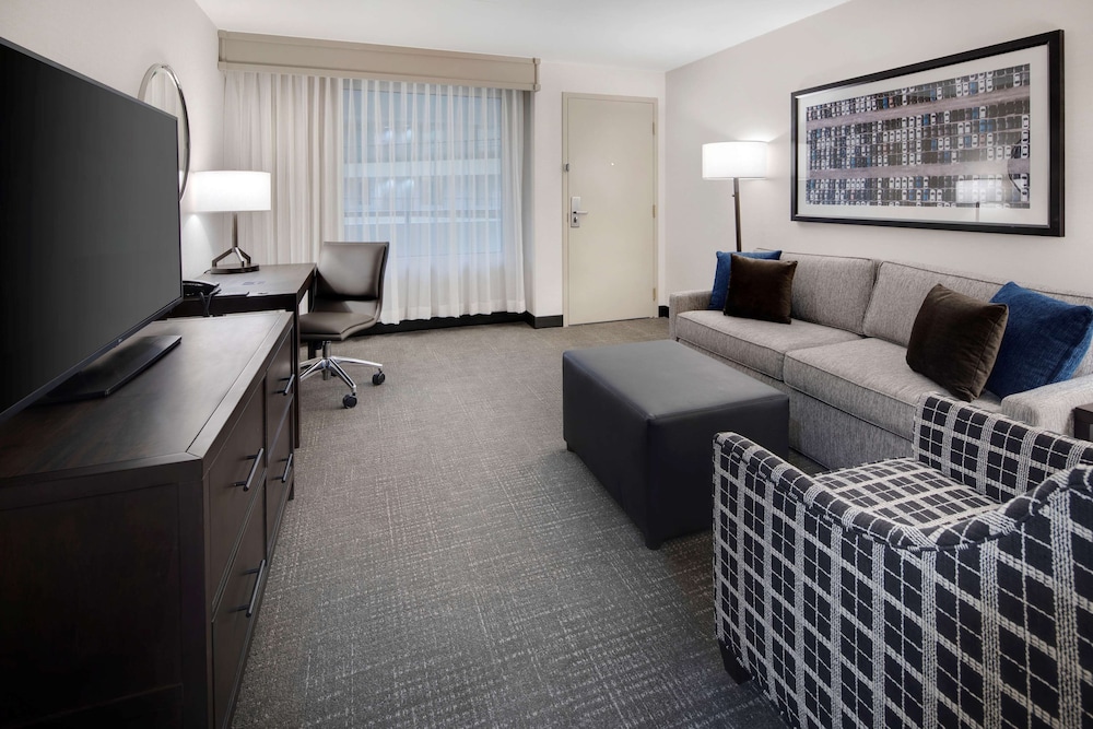 Embassy Suites by Hilton Detroit Troy Auburn Hills — Hotel rooms in Troy, Michigan