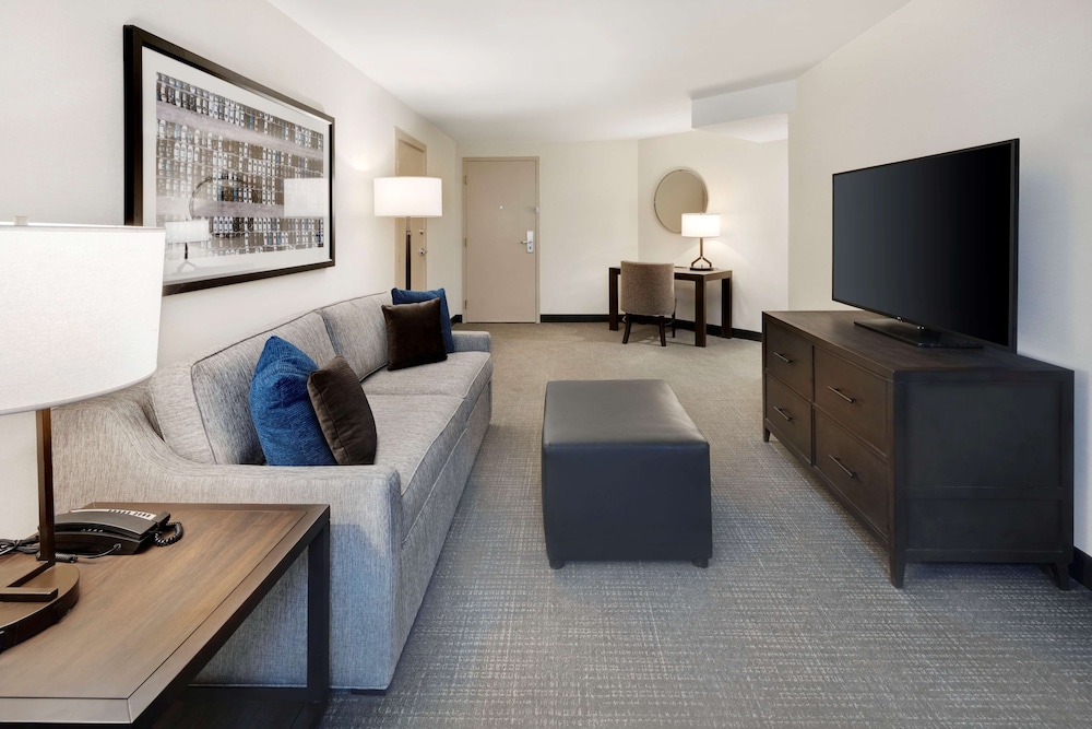 Embassy Suites by Hilton Detroit Troy Auburn Hills — Hotel rooms in Troy, Michigan