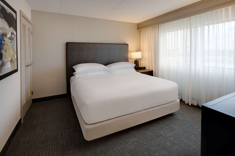 Embassy Suites by Hilton Detroit Troy Auburn Hills — Hotel rooms in Troy, Michigan