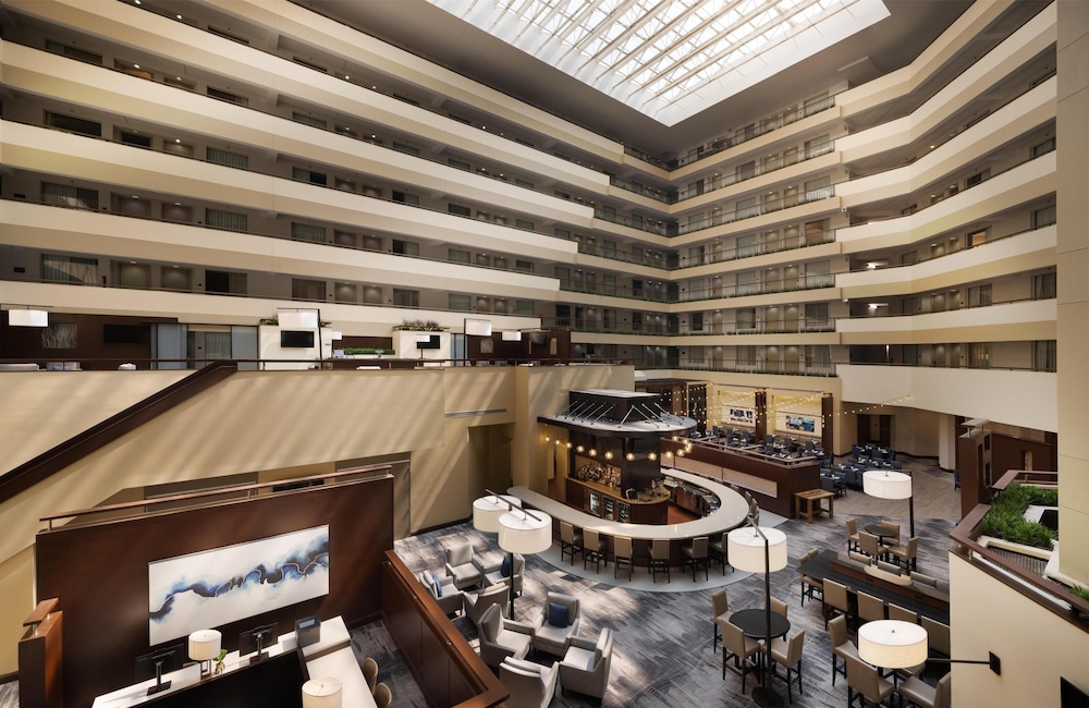 Embassy Suites by Hilton Detroit Troy Auburn Hills — Restaurant & bars in Troy, Michigan